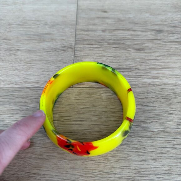 Vintage Laminated Lucite Bangle Bracelet Bright Yellow Red Green Floral Chunky - Picture 5 of 8